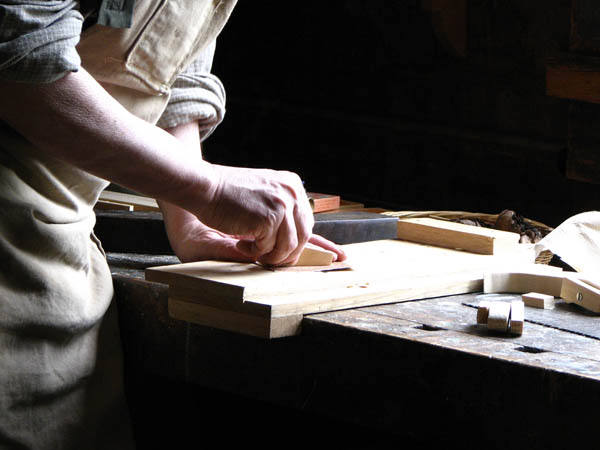 Nuestro equipo de profesionales cuenta  con muchos años de contrastada <strong>experiencia</strong> en el sector de la <strong>carpintería de madera en Madrigalejo</strong>.